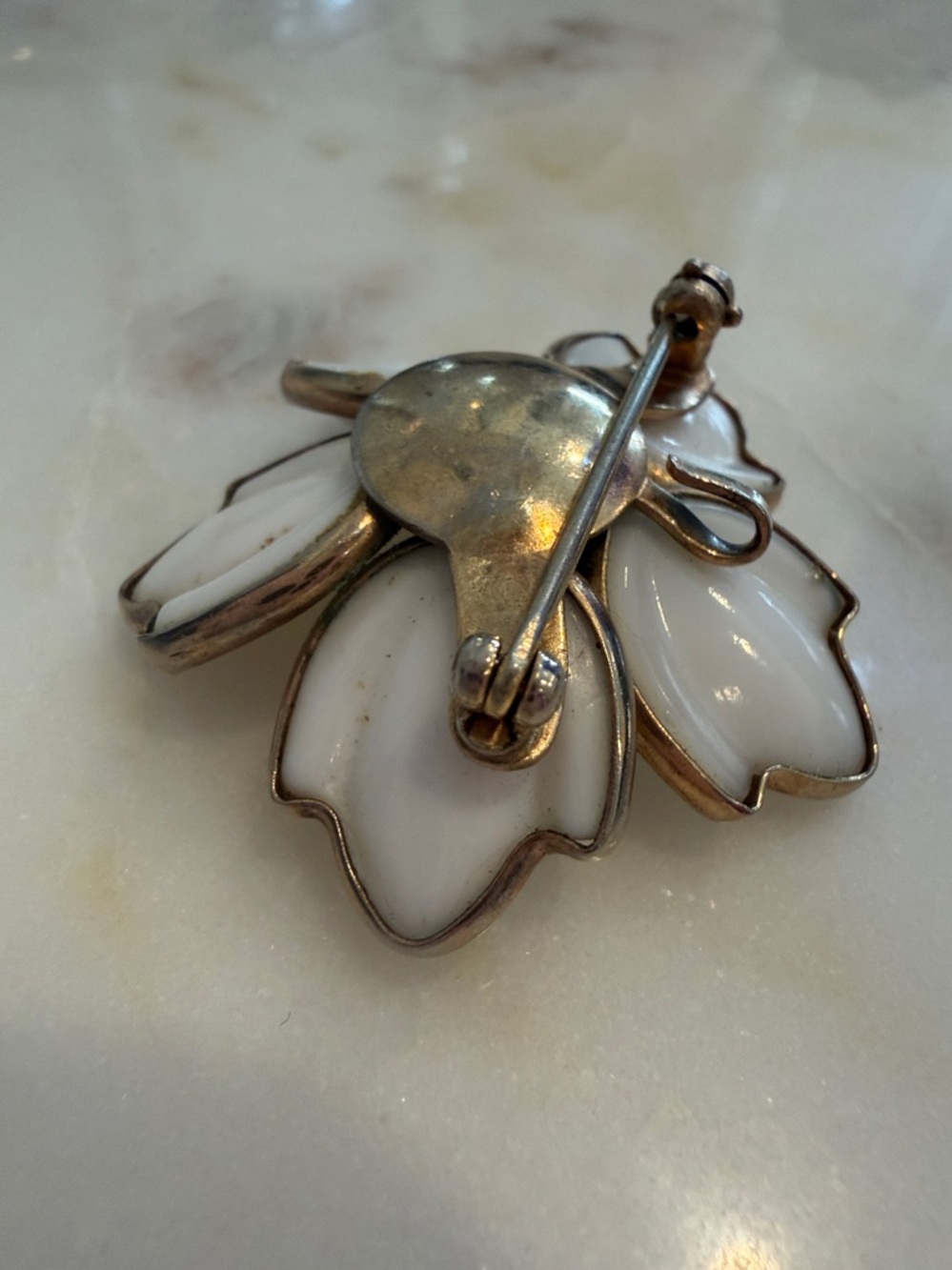 Trifari Gold Tone White Glass Petal Flower Pendant Brooch Pin Unsigned - Picture 4 of 6